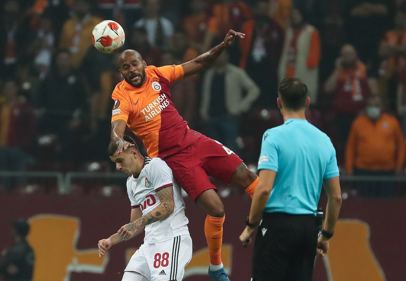 Marcao despeja un balón en el partido de Liga Europa entre Galatasaray y Lokomotiv.