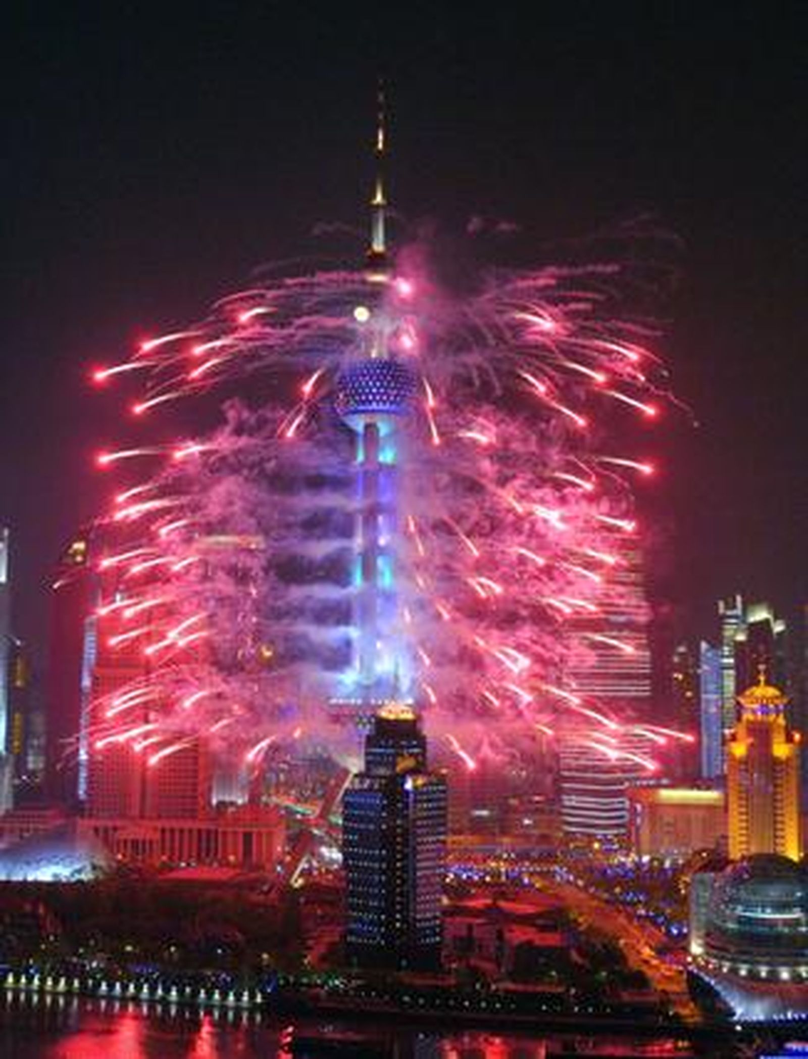 Fuegos artificiales en el cielo de Shangai. 

Foto: Philippe Wojazer (AFP Photo)