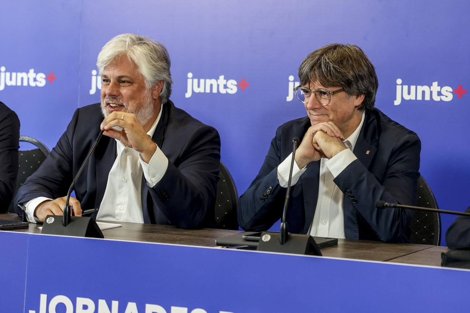 Carles Puigdemont (d), acompañado por el presidente del grupo parlamentario JxCat en el Parlament catalán, Albert Batet, este lunes en Waterloo.