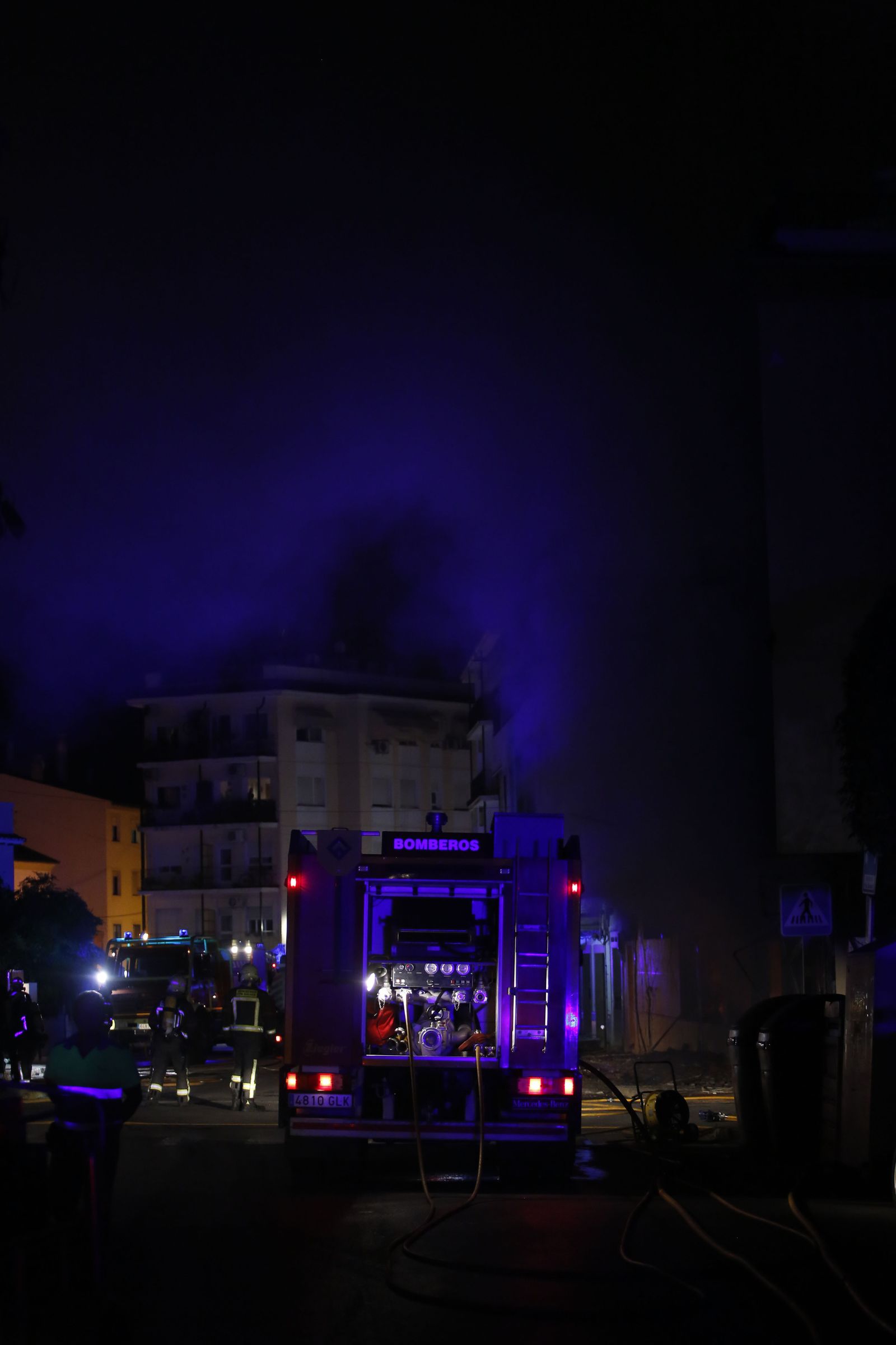 Incendio de un edificio de 18 viviendas en Ronda, en fotos