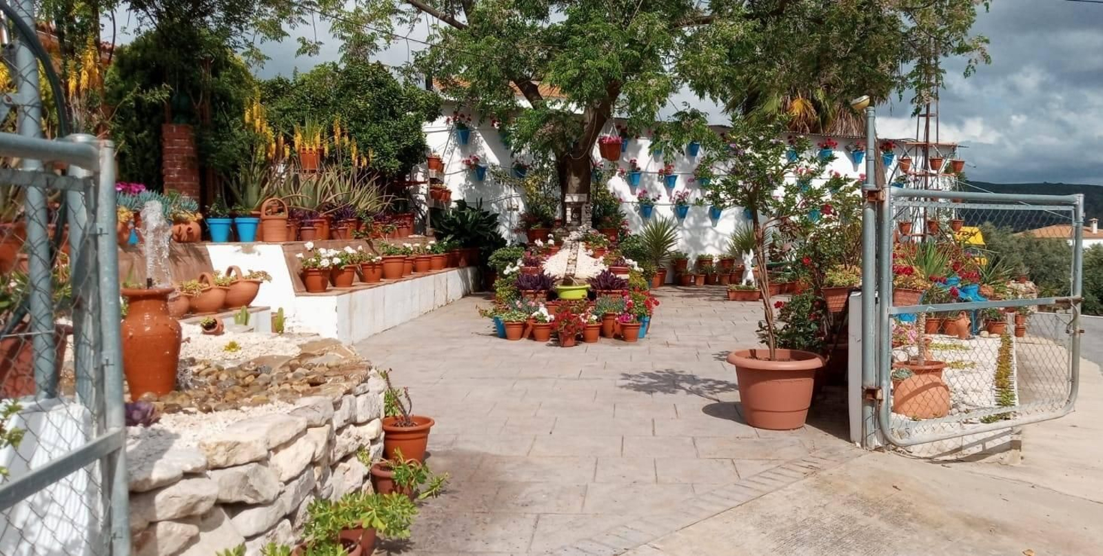 Fotografías de cómo lucen los patios, balcones y rejas de Iznájar.