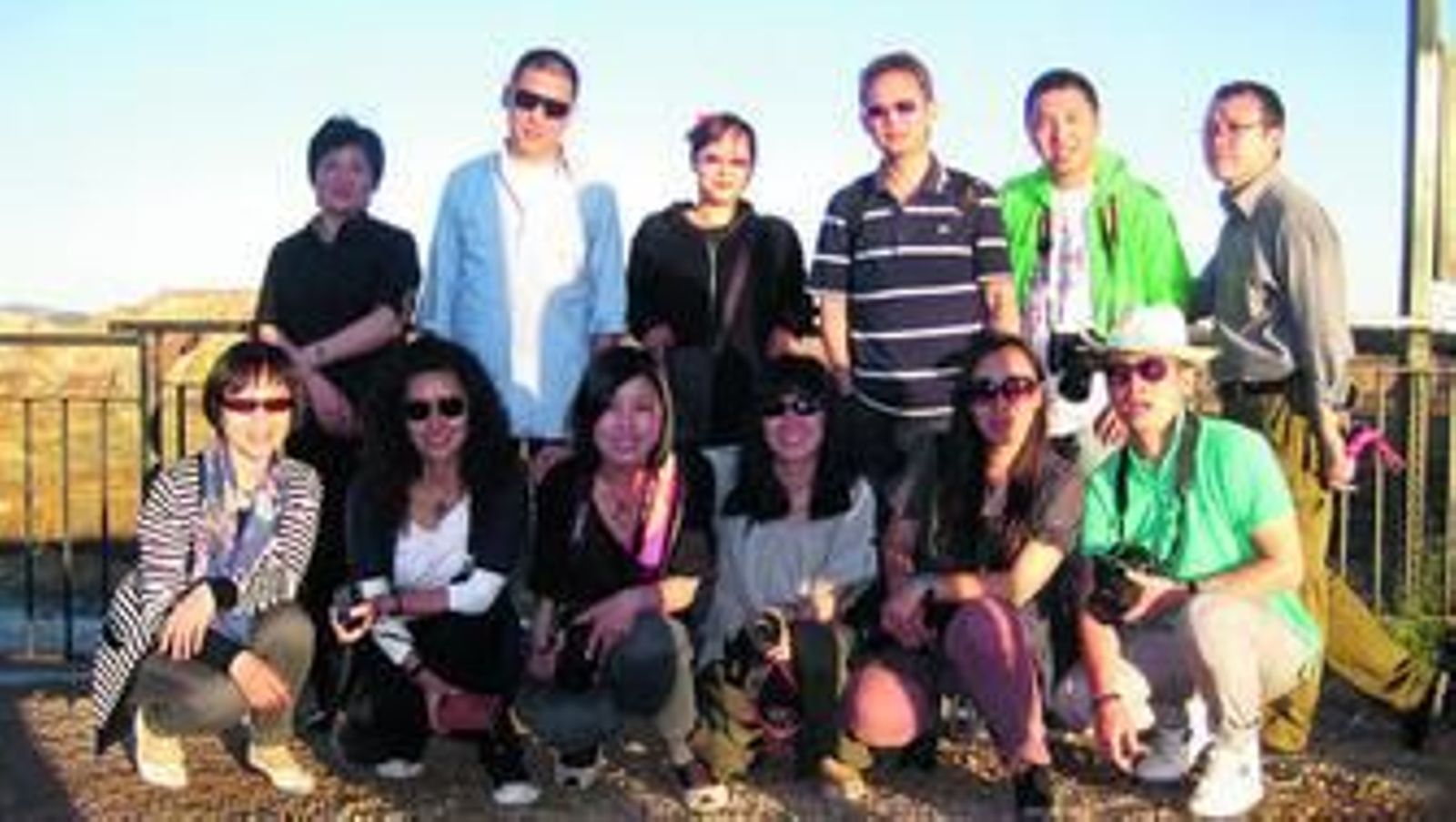 Varios pasajeros pasan el tiempo mientras esperan la salida de los trenes.