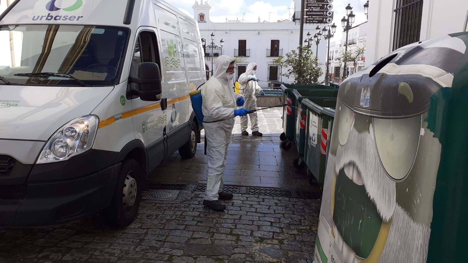 Operarios desinfectan puntos de recogida de basura.