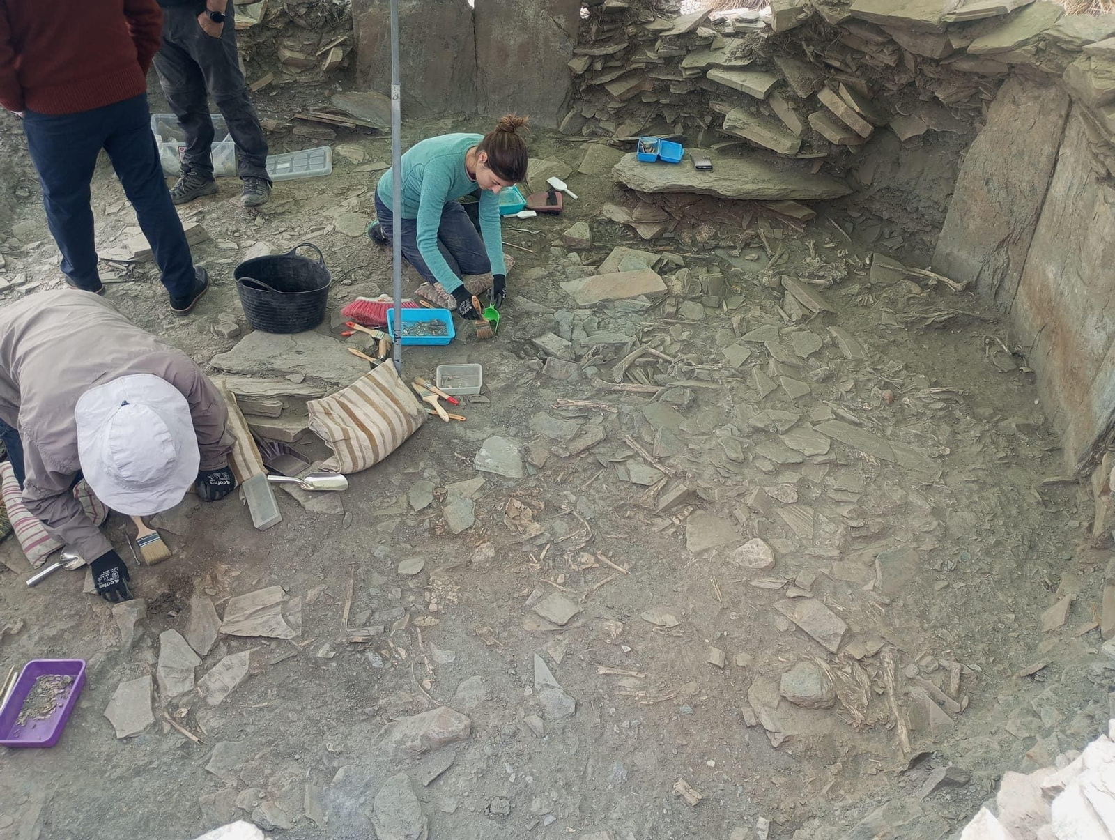 Expertos del Grupo GEA durante sus excavaciones en Los Milanes