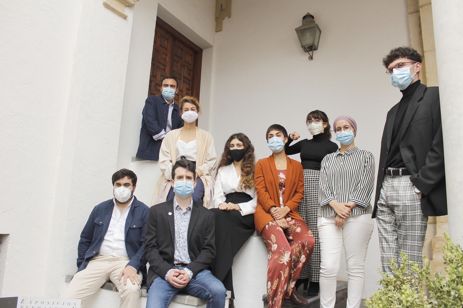 Alumnos de Fundación Antonio Gala, en la entrada de su sede.