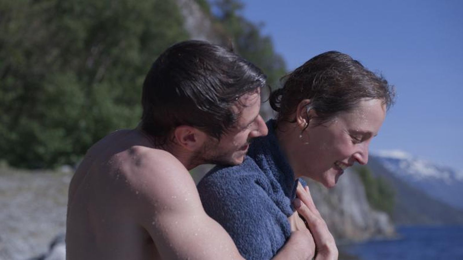 Vicky Krieps y  Gaspard Ulliel en 'Plus que jamais (More than ever)'.