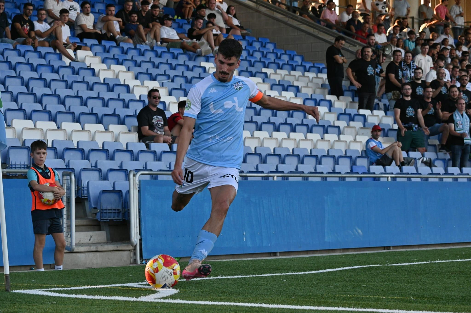 Nacho Fernández cuelga un saque de esquina.