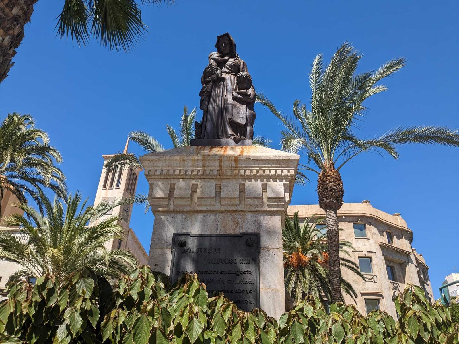 Manchas de óxido en el soporte de cantería de La Caridad Universal.