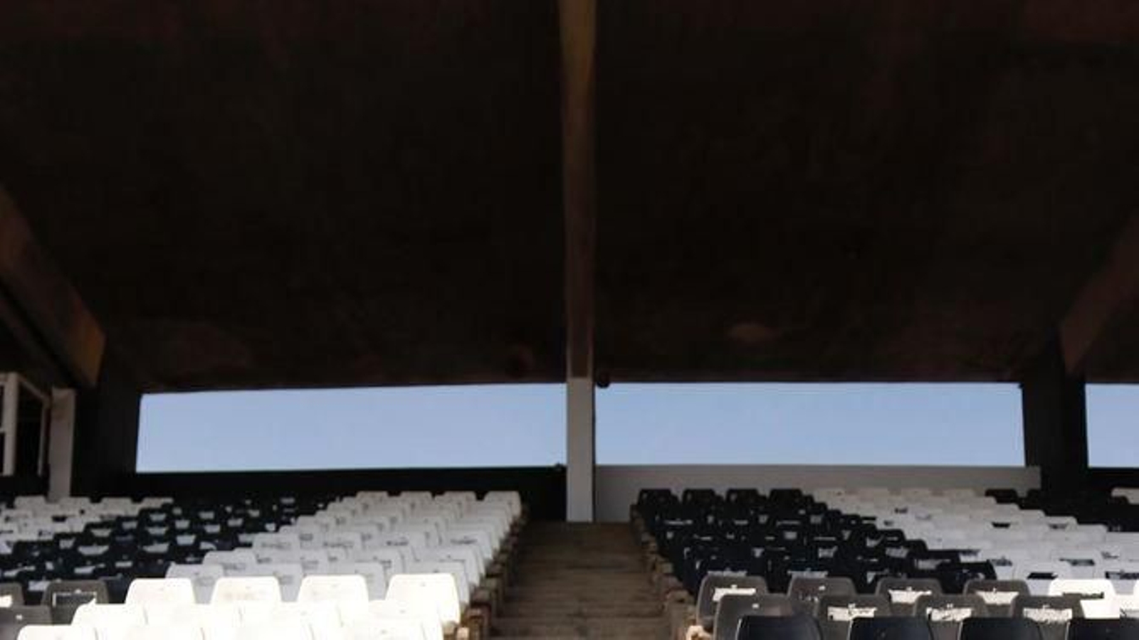 La visera del estadio Municipal de La Línea, que debe ser derribada