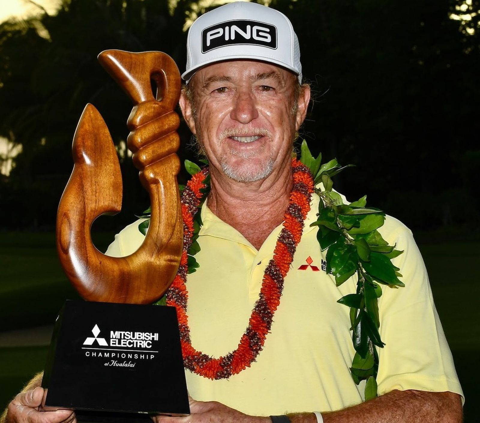Miguel Ángel Jiménez, con el trofeo.