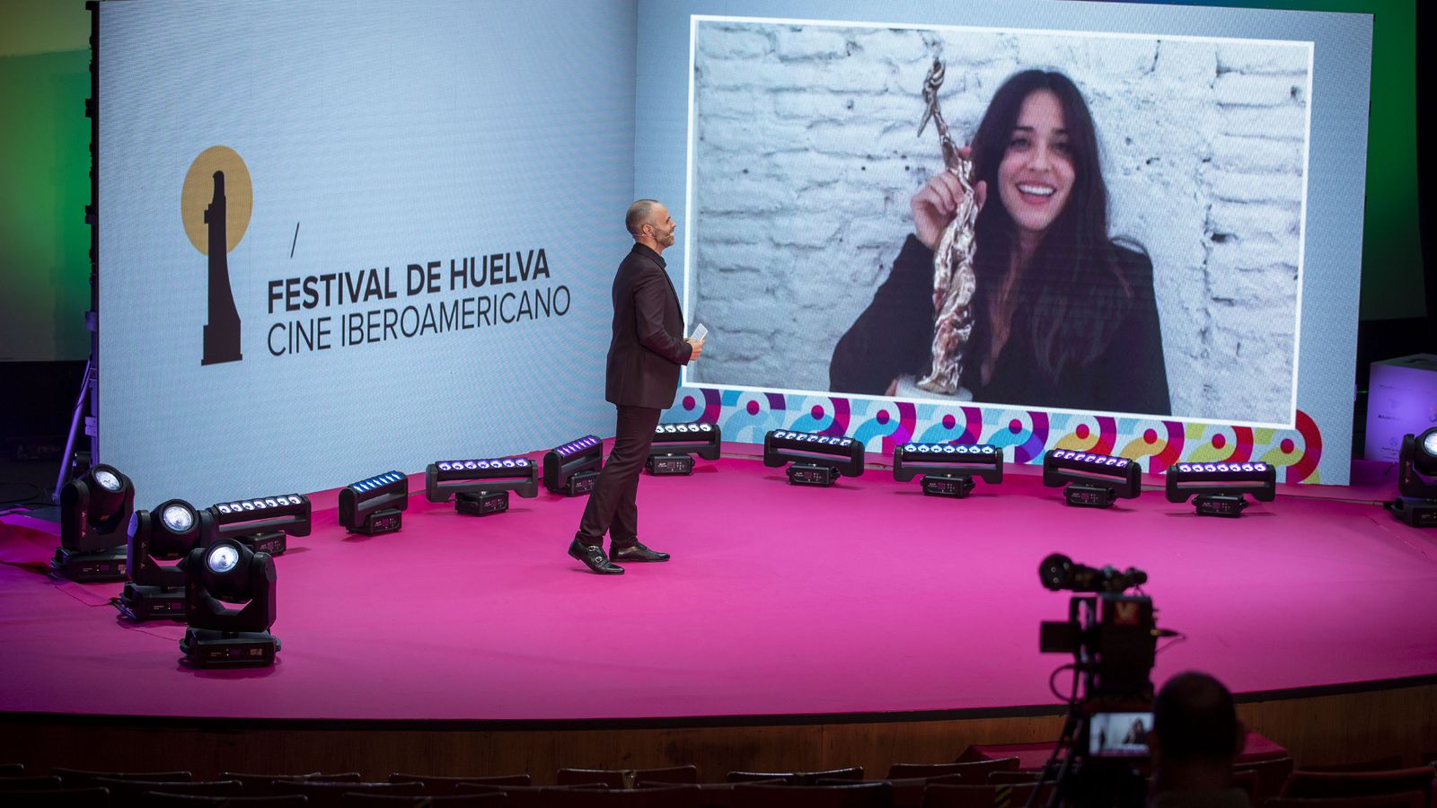 La actriz ha recibido el Premio Luz durante el acto de clausura