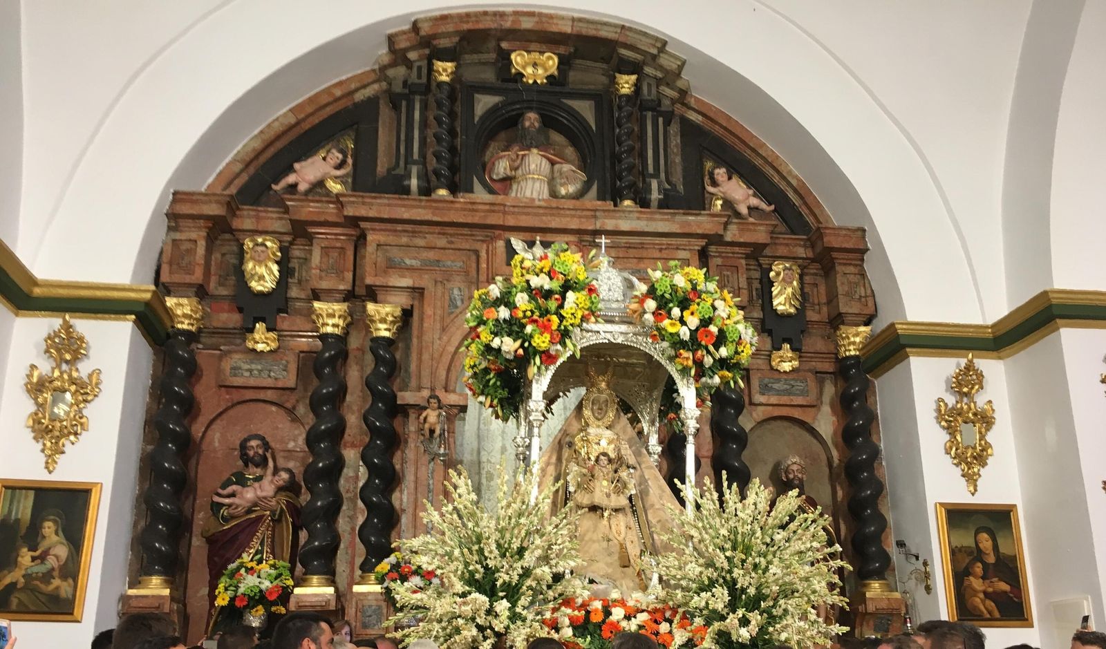 La Virgen de la Sierra, en su altar el día de la subida.