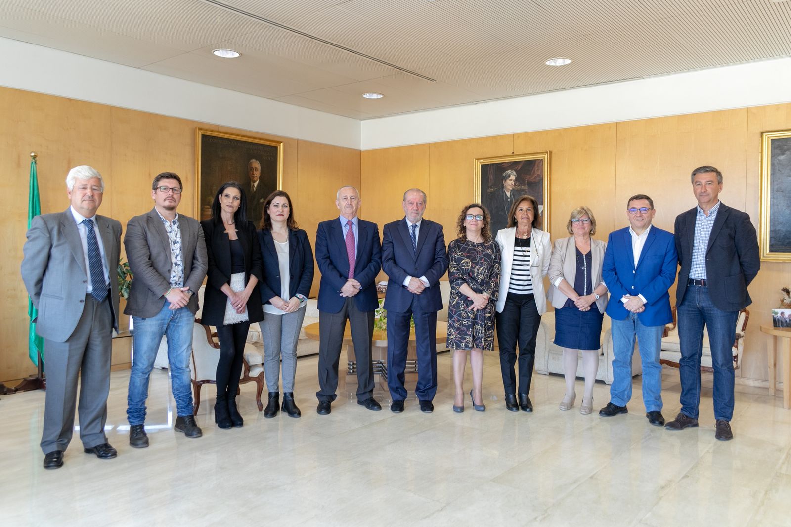 Villalobos con los representantes del Consejo de Administración de Aljarafesa.