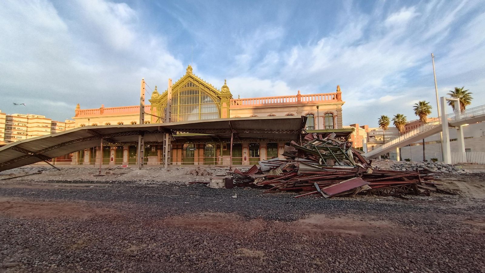 Vías retiradas en la histórica estación del tren.