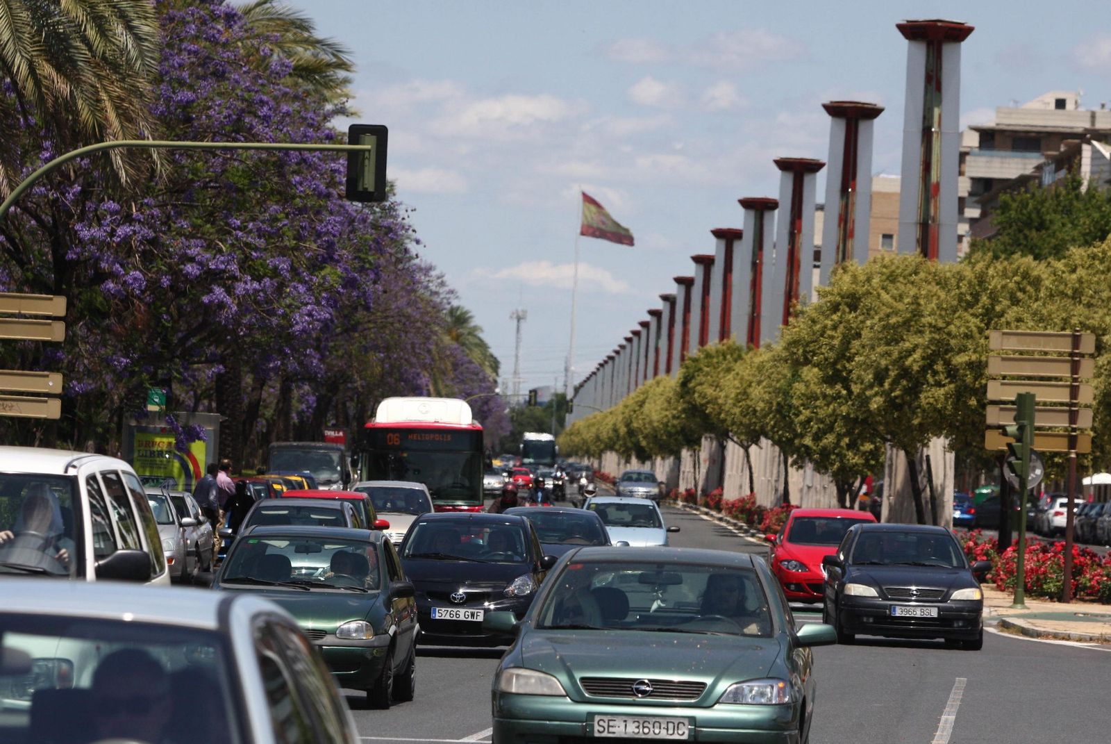 Tráfico intenso en la calle Torneo en Sevilla.