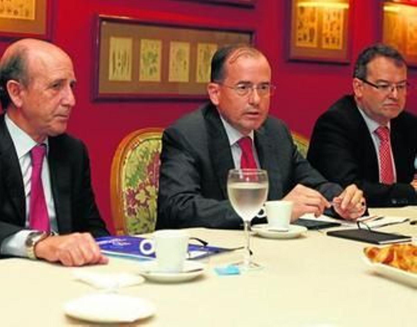 Rafael Caamaño, Alfonso Aguiló y Santiago García, en la presentación del congreso de educación privada.