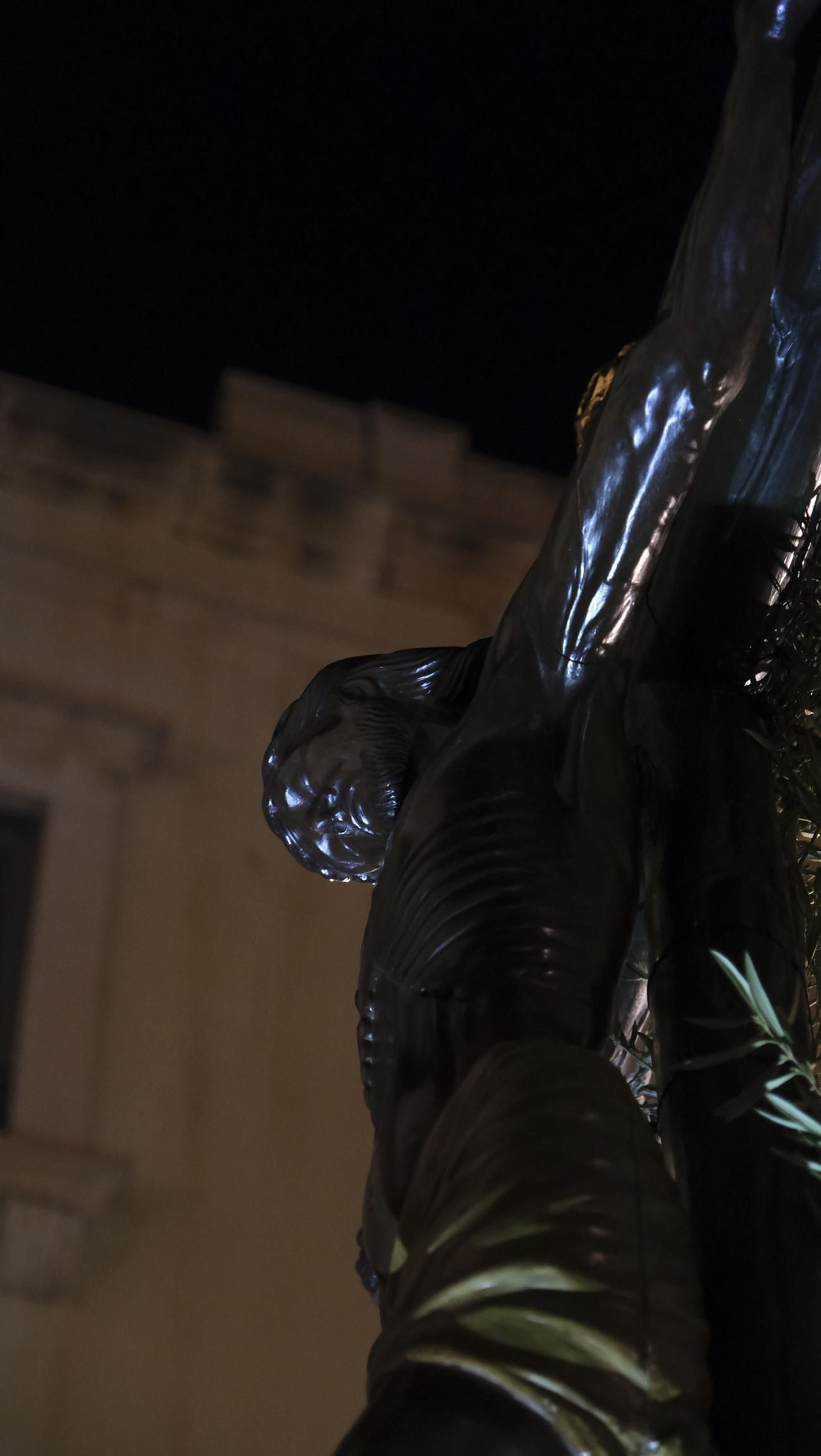 Procesión del Vía Crucis-Cristo de la Escucha en Almería, en imágenes