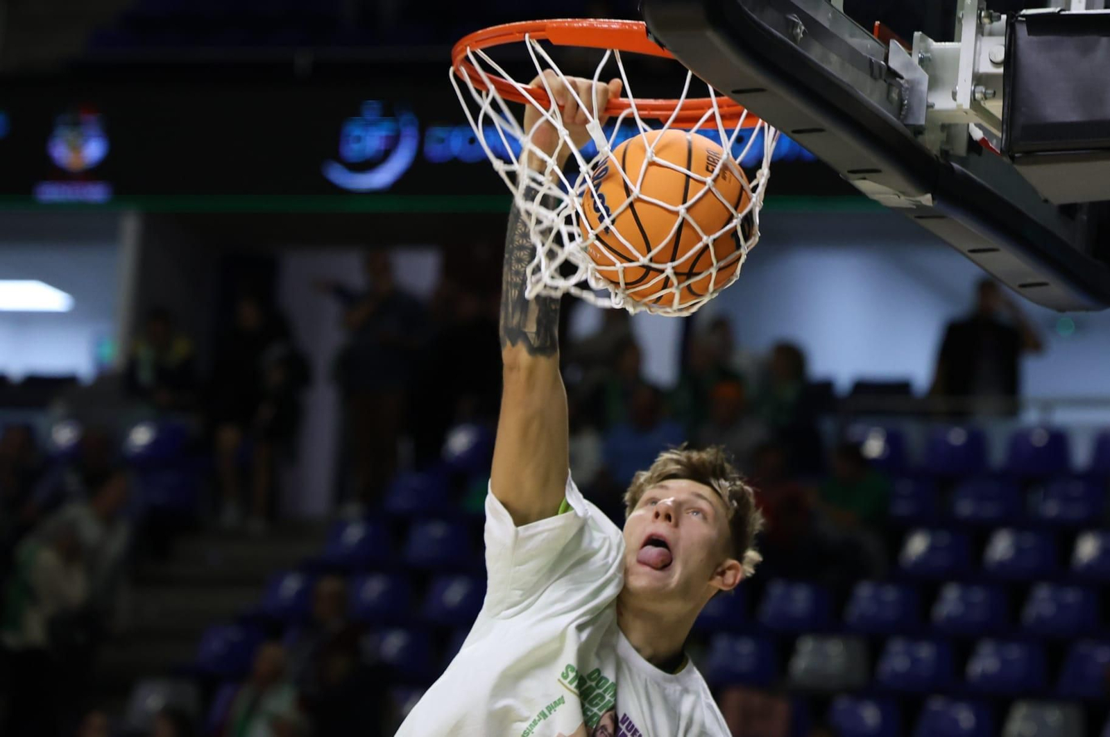 David Kravish, camisetas, vídeo y ovación para mandarle fuerzas