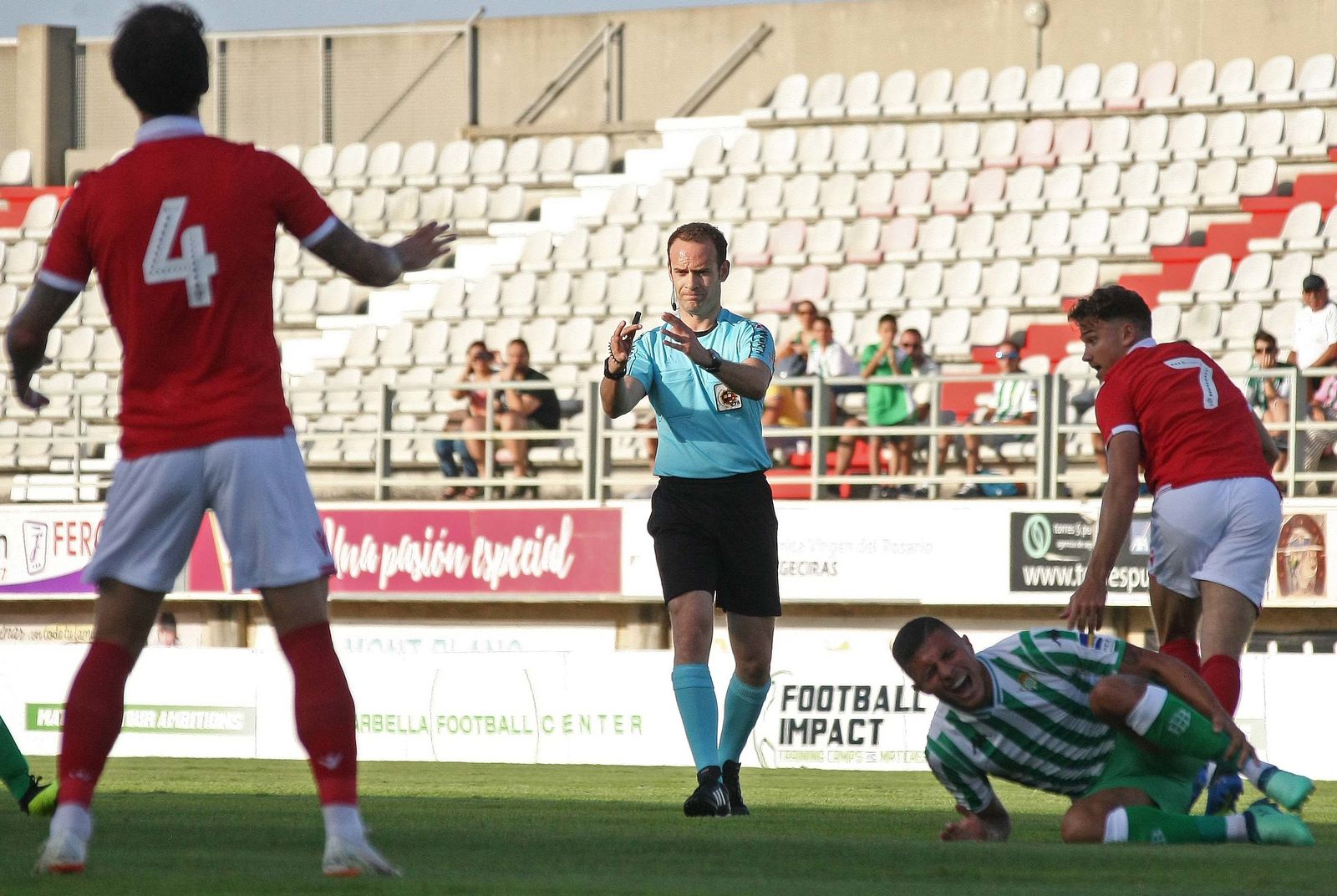 El amistoso Real Betis-Nottingham Forest, en imágenes