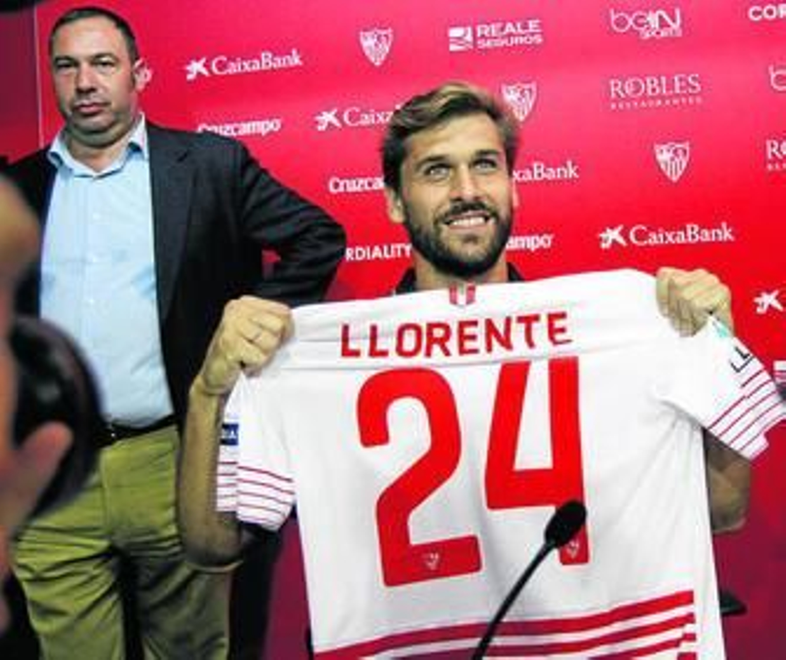 Llorente posa con el dorsal 24 que lucirá desde el domingo, junto a Jesús Gómez, jefe de prensa.