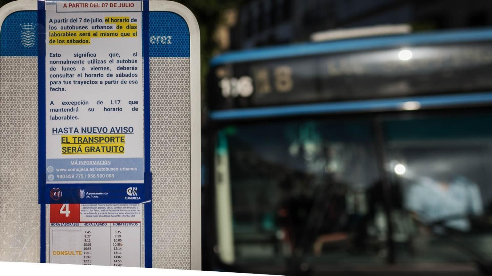 Un cartel anunciando la reducción de frecuencias en el servicio de autobuses urbanos.