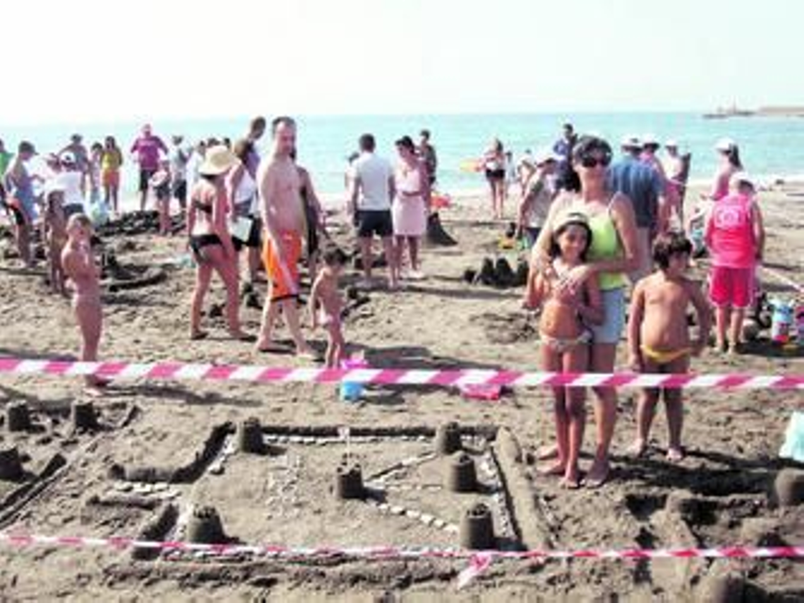 Este año se ha celebrado por primera vez el concurso de castillos de arena que ha hecho las delicias de los pequeños.