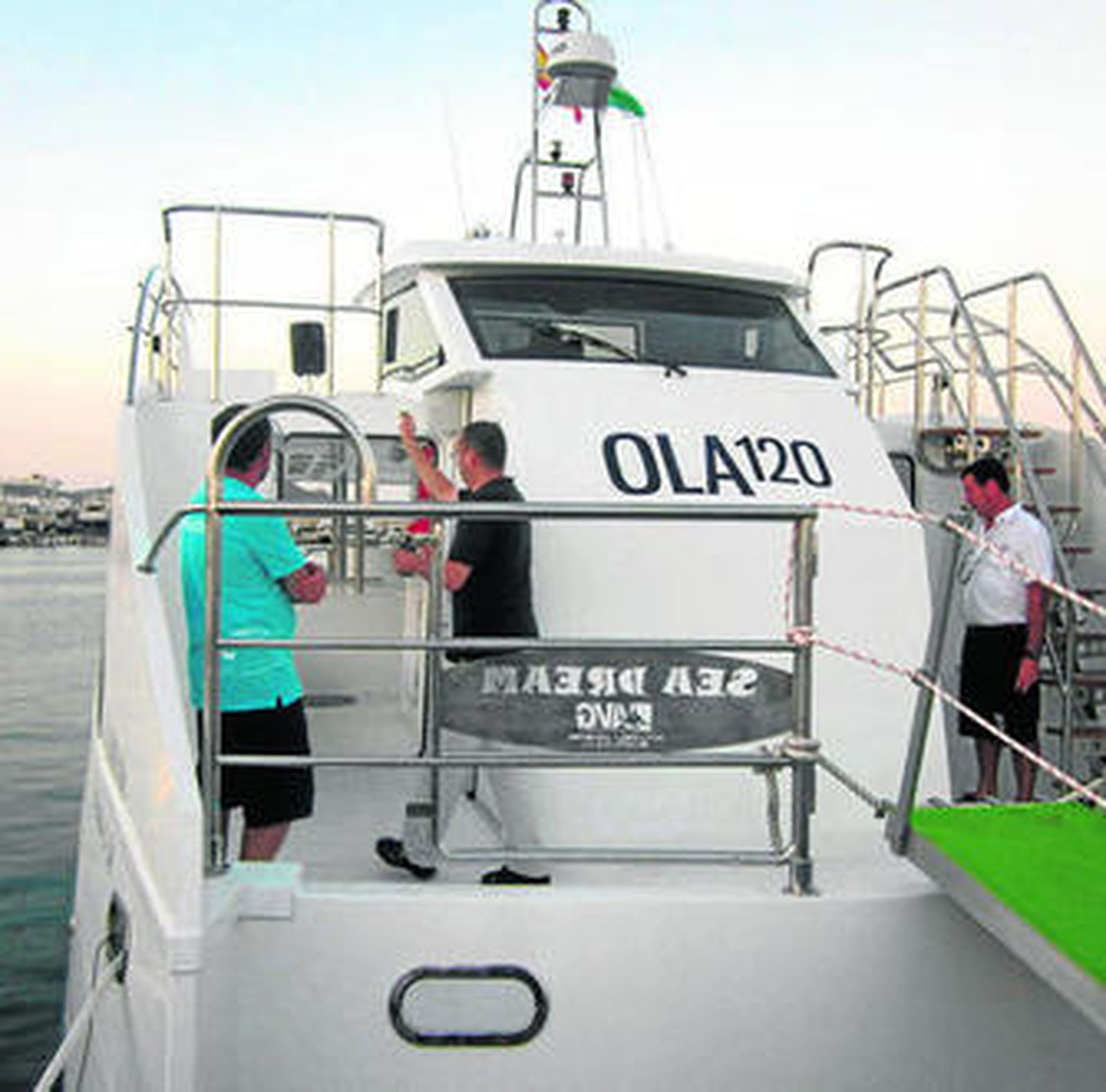 El cura Manuel Pozo durante la bendición del nuevo catamarán ya en funcionamiento.
