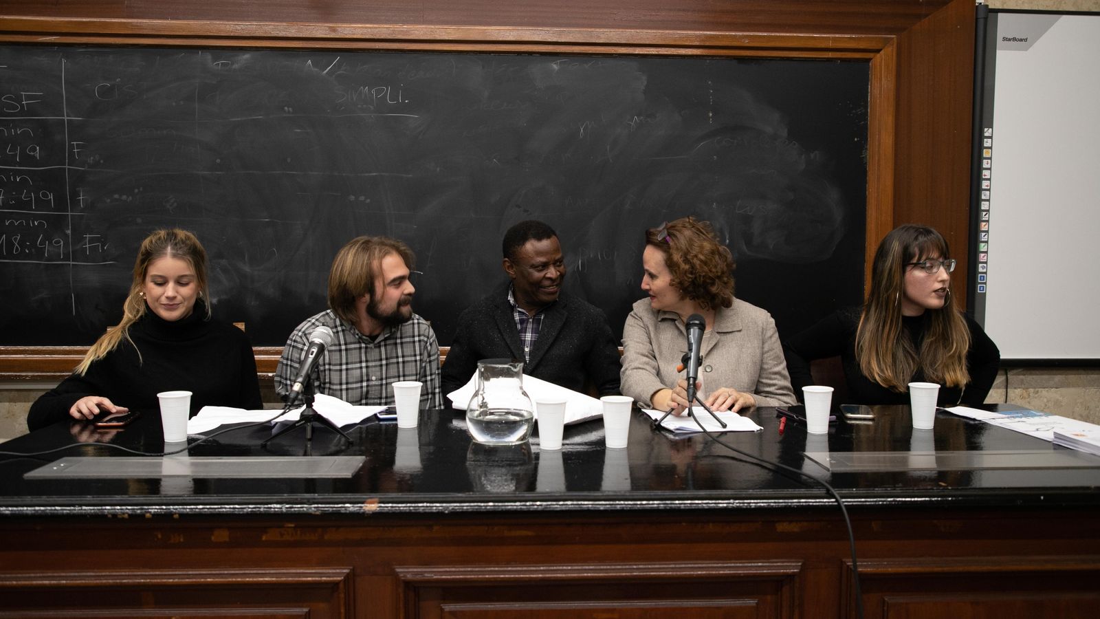 Jackson acompañado por la profesora Ruth Rubio y alumnos de Derecho y Filología.