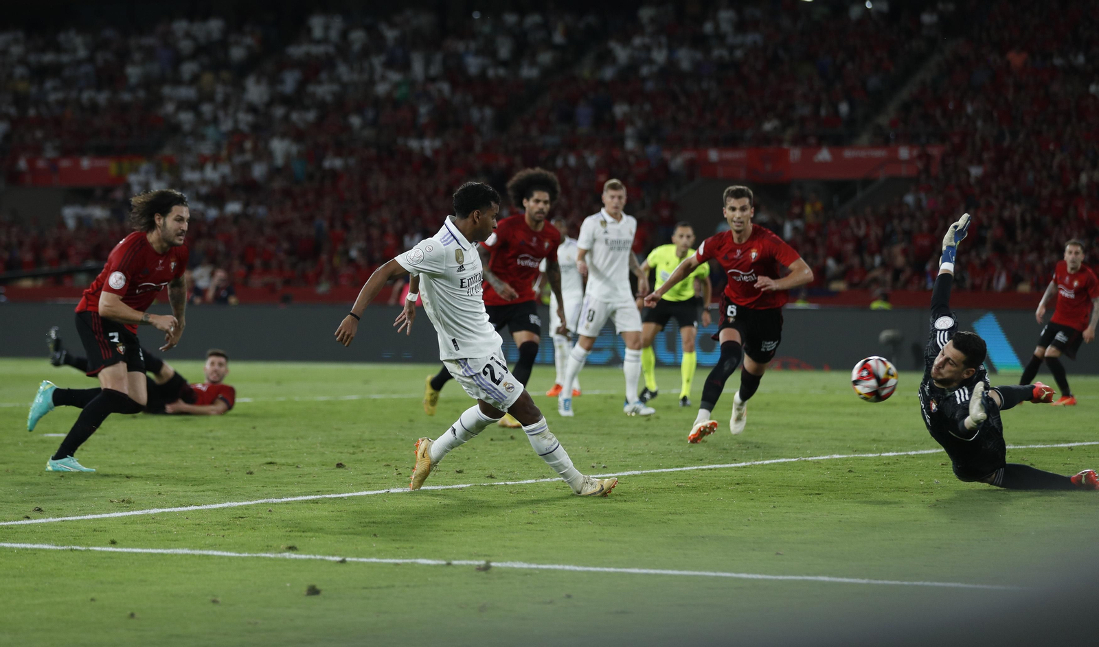 Una imagen de un partido entre Real Madrid y Osasuna.