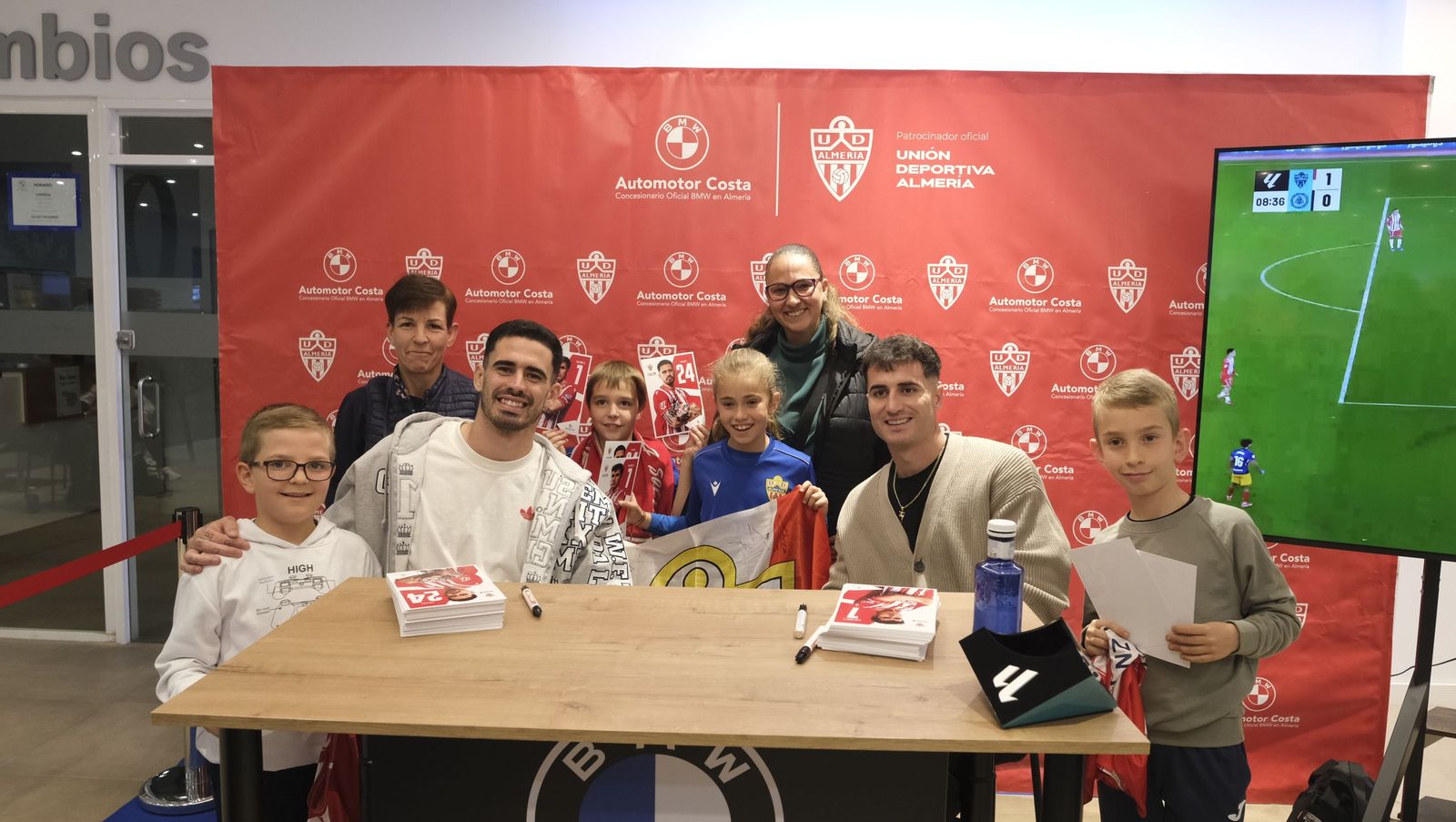 Jon Mocillo y Miguel de la Fuente firman autógrafos en Automotor Costa BMW