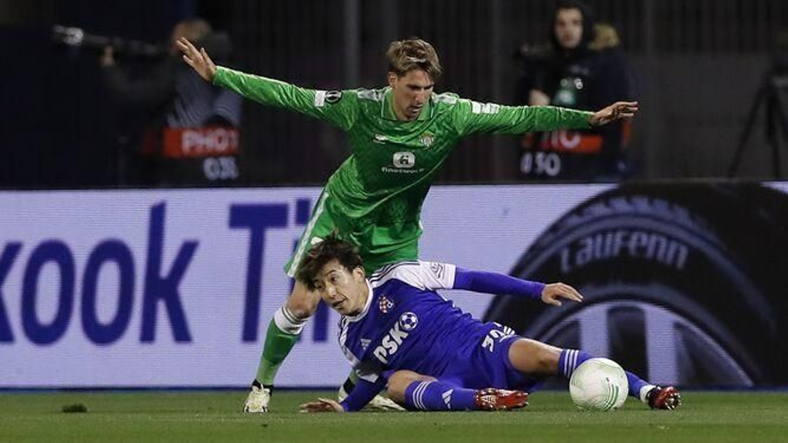 Taneko, autor del gol de Dinamo de Zagreb, cae ante Miranda.
