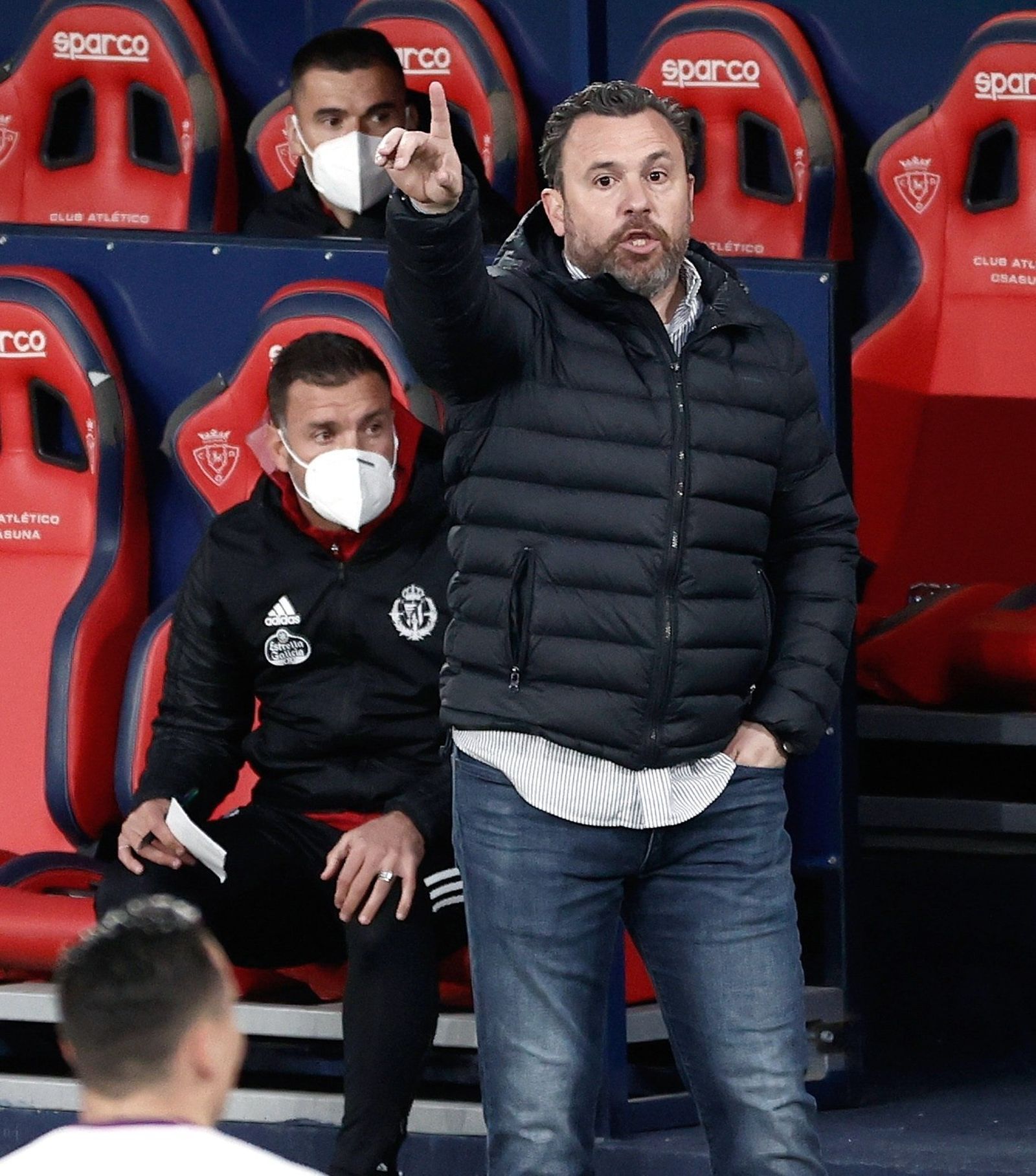 Sergio da órdenes en el banquillo de El Sadar, en el último partido del Valladolid (0-0).