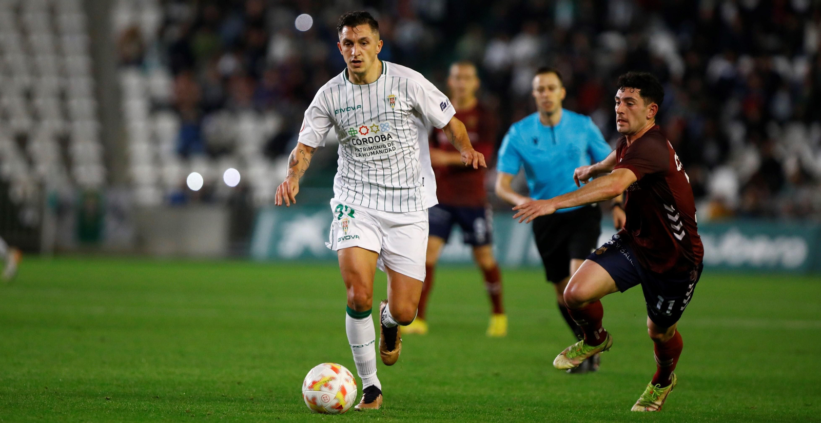 Carracedo deja atrás a un jugador del Pontevedra en la visita de los gallegos al Córdoba CF.