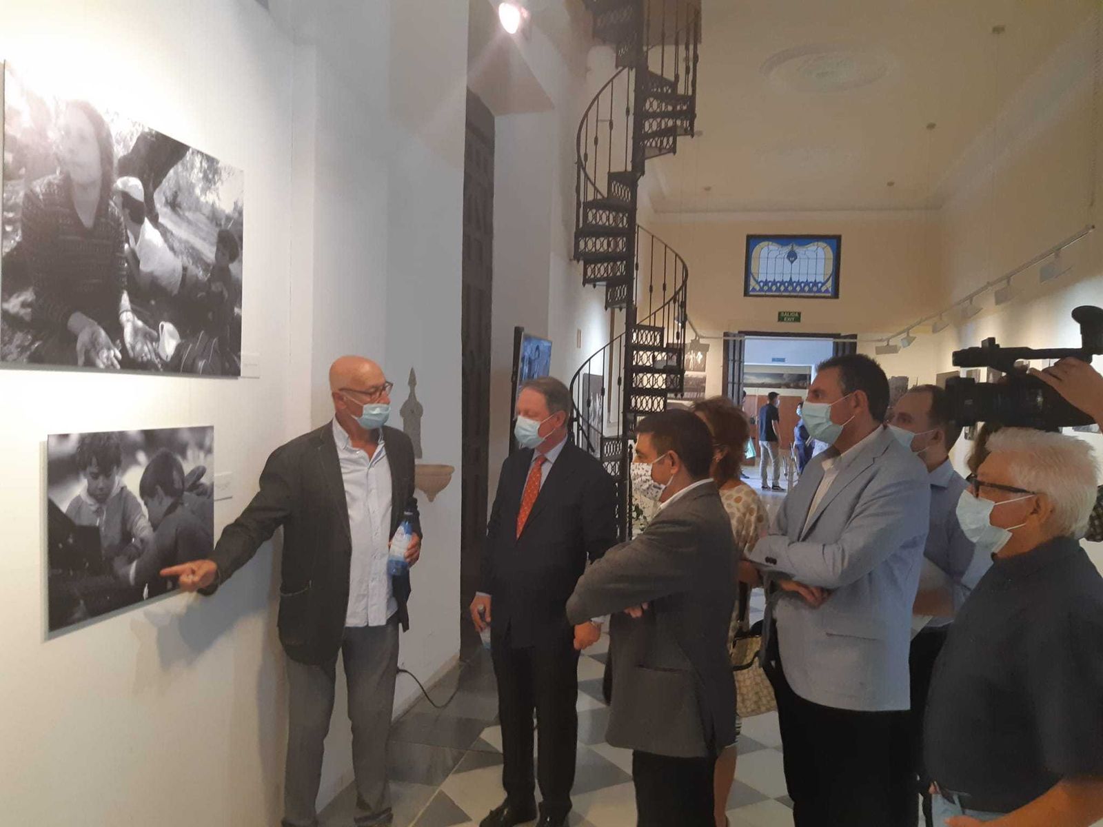 El fotógrafo gaditano Pablo Juliá explica una de sus fotografías en la inauguración de la muestra.