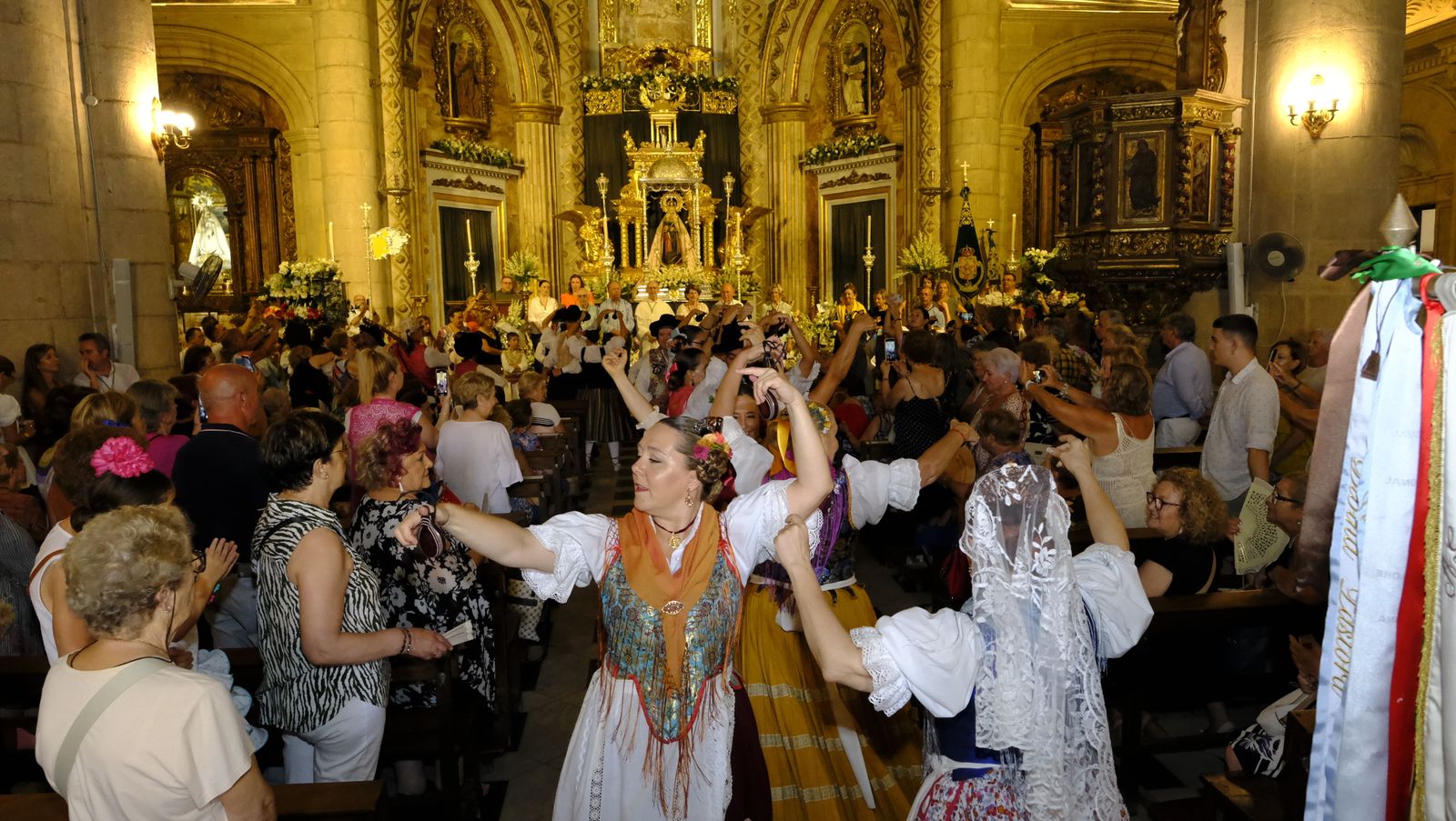 La ofrenda a la Virgen del Mar en imágenes