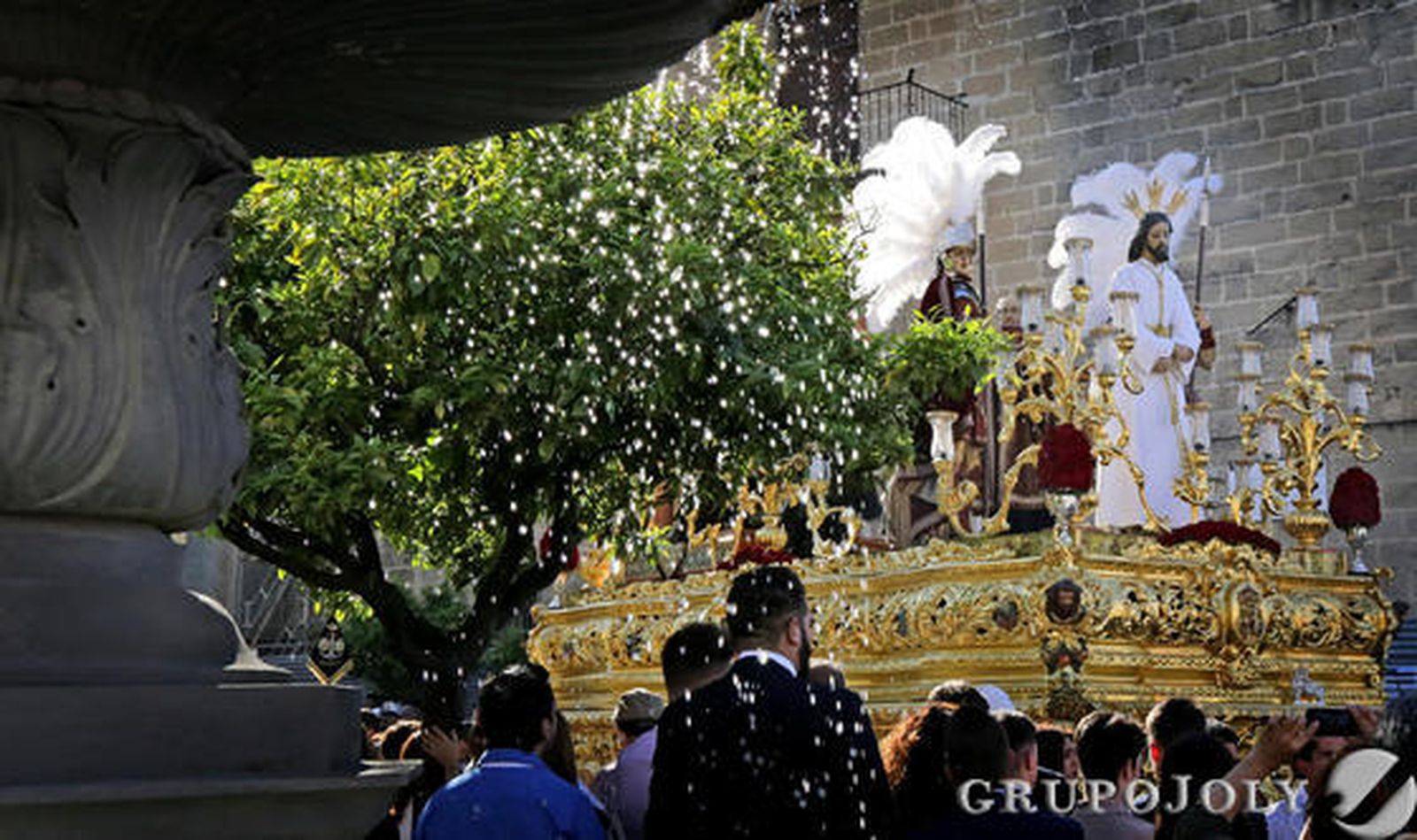 El paso de misterio de Nuestro Padre Jesús del Consuelo procesiona por delante de la inconfundible fachada de la iglesia de Santiago, encarando calle Ancha.

Foto: Miguel Angel Gonzalez