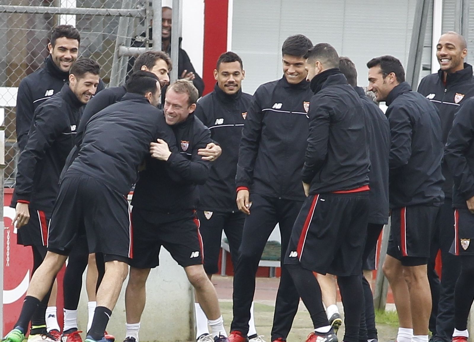 Khron-Dehli, junto a sus compañeros en la ciudad deportiva.