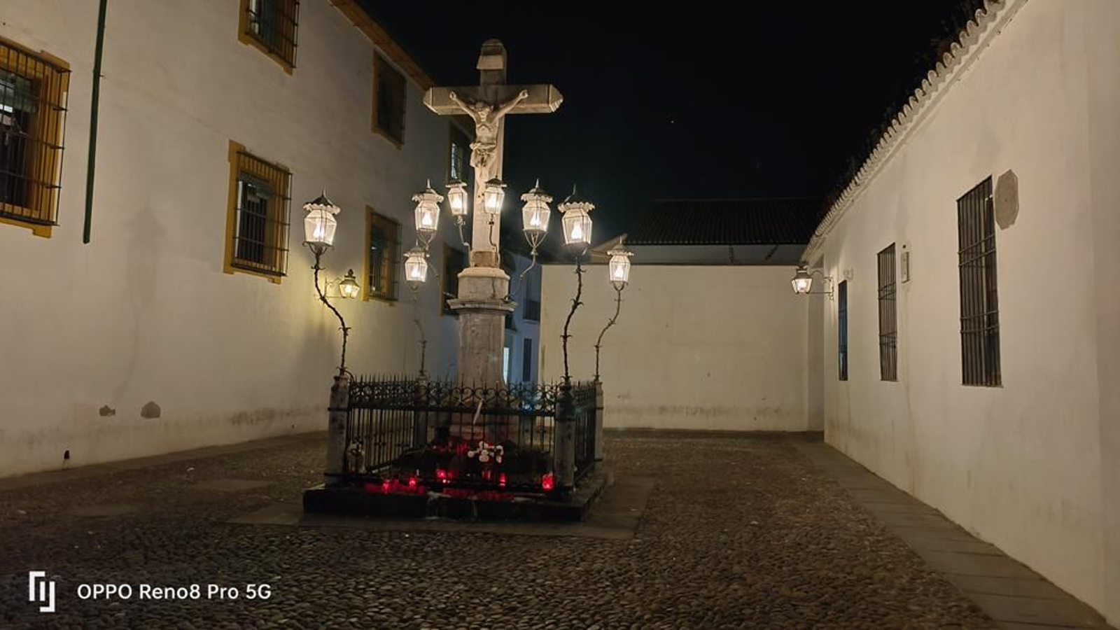 Foto nocturna de la Plaza de Capuchinos de Córdoba, con el Cristo de los Faroles, tomada con el Oppo Reno 8 Pro
