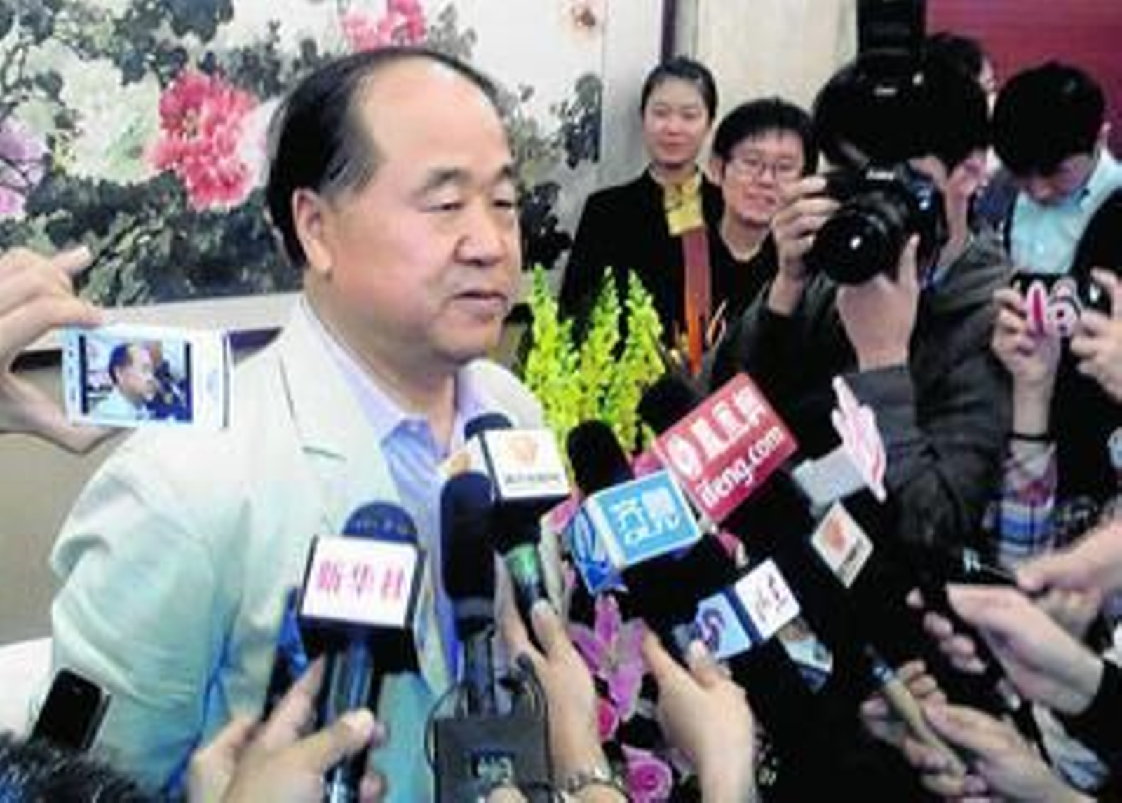 El escritor chino Mo Yan, atendiendo a los medios ayer tras conocerse la noticia de su reconocimiento.