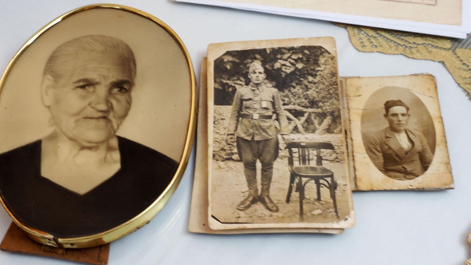 Fotos de época de Bella Márquez Oria y sus hijos Bernabé y José Santana Márquez, fallecidos en el frente hace 80 años Fotos de época de Bella Márquez Oria y sus hijos Bernabé y José Santana Márquez, fallecidos en el frente hace 80 años