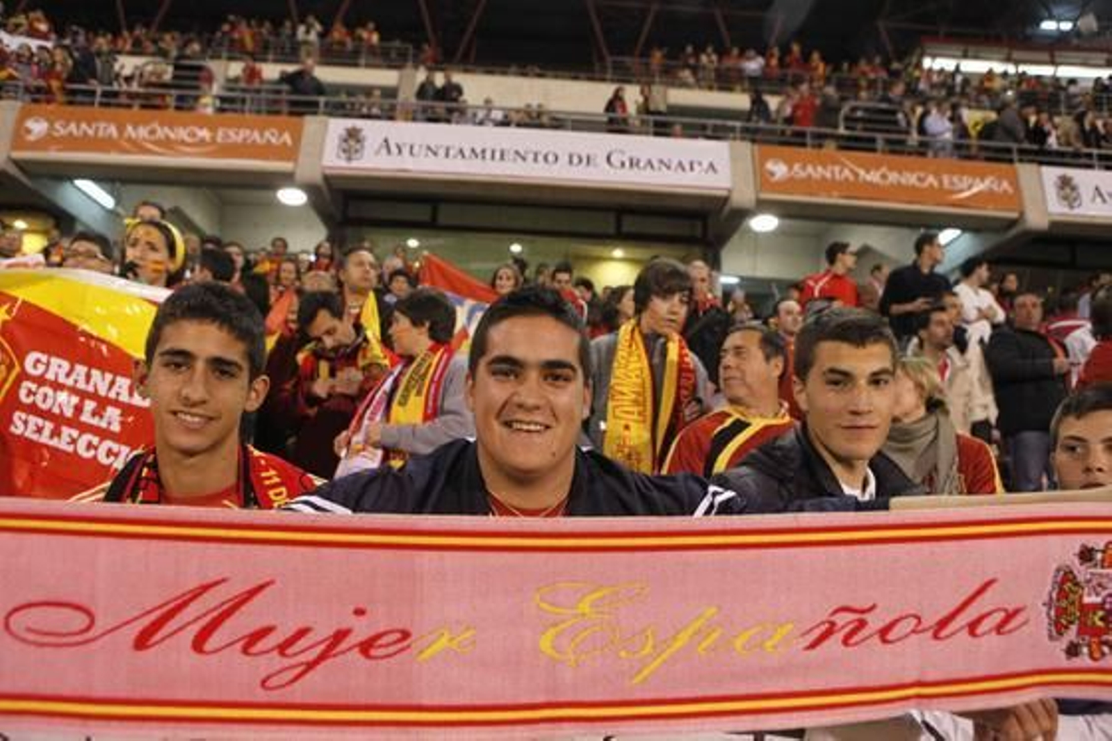 Los aficionados de la selección se volcaron con los jugadores en Granada.

Foto: Maria de la Cruz / Lucia Rivas