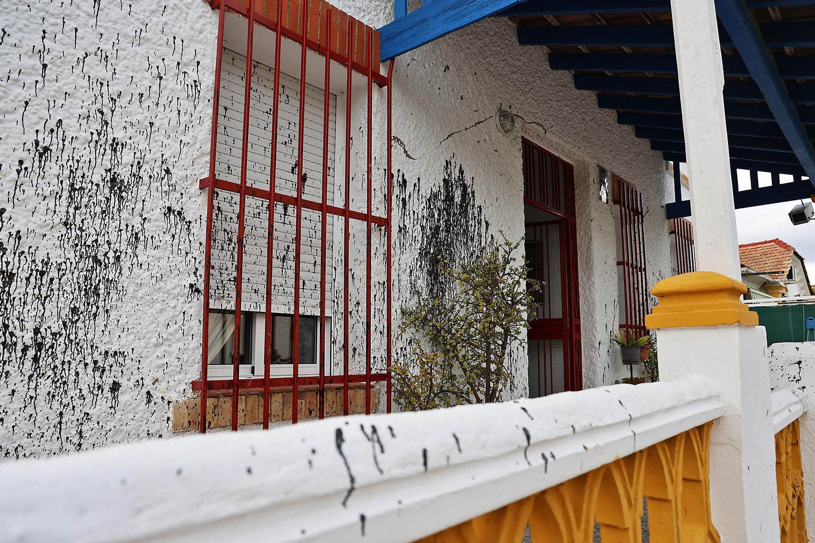 Imágenes del acto vandálico contra una de las casas del Barrio Obrero