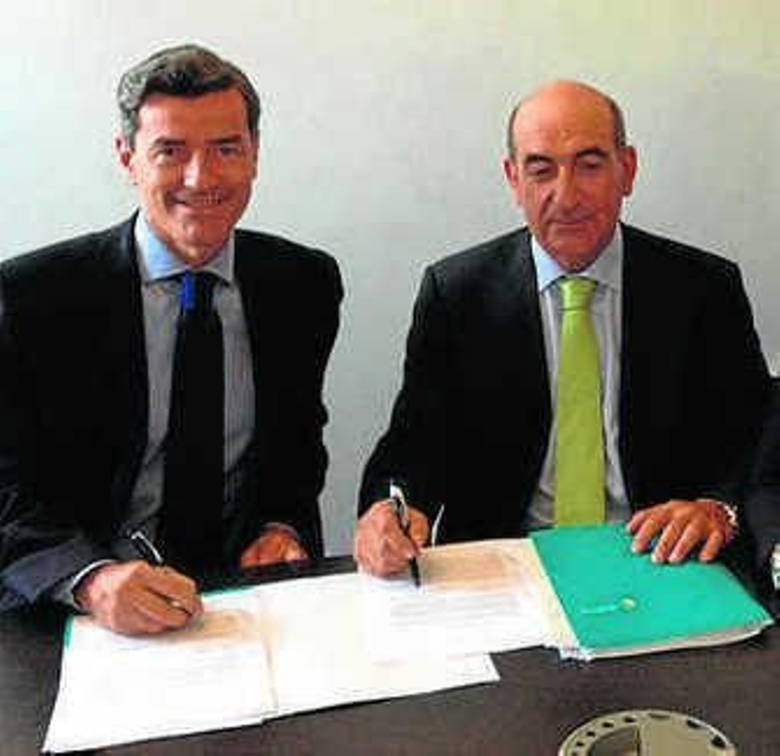 Momento de la firma del acuerdo.