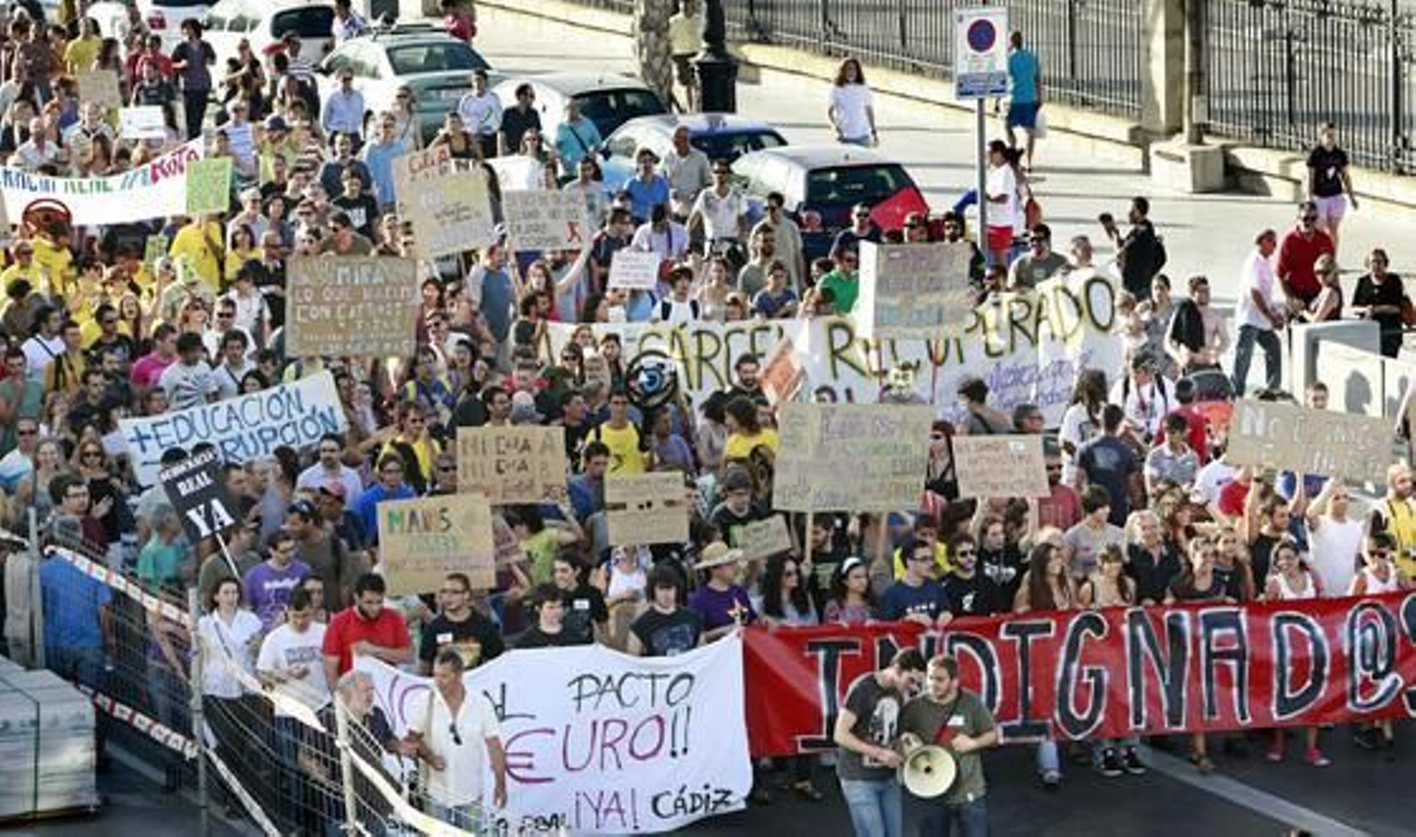 Unas 4.000 personas apoyan la manifestación del 19-J en Cádiz. /Julio González