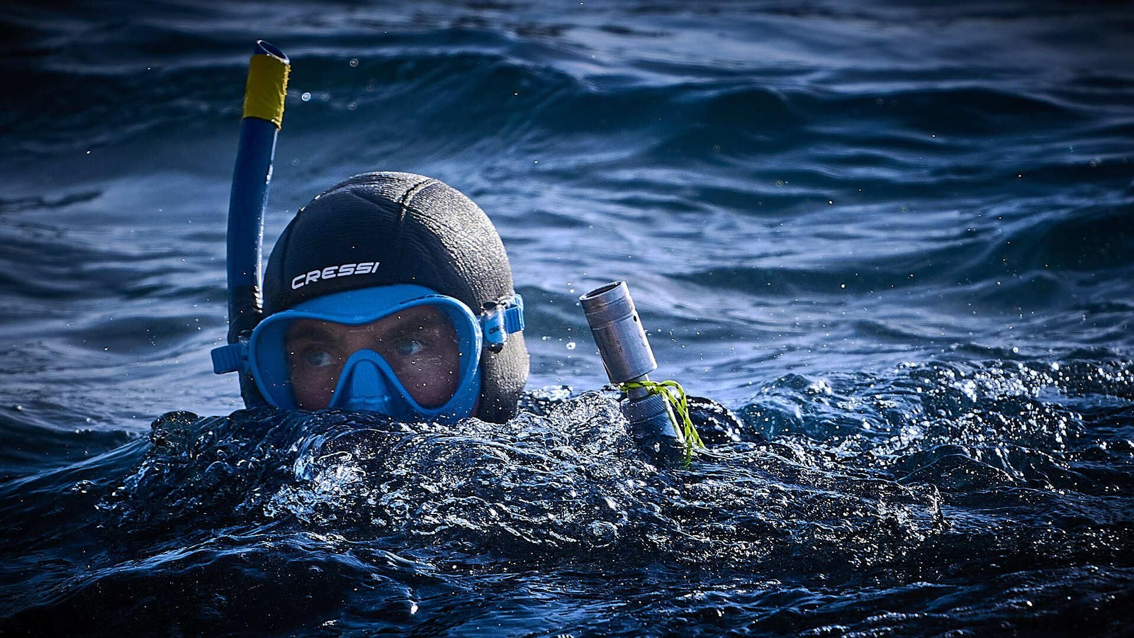 Un buzo emerge del fondo del Copo.