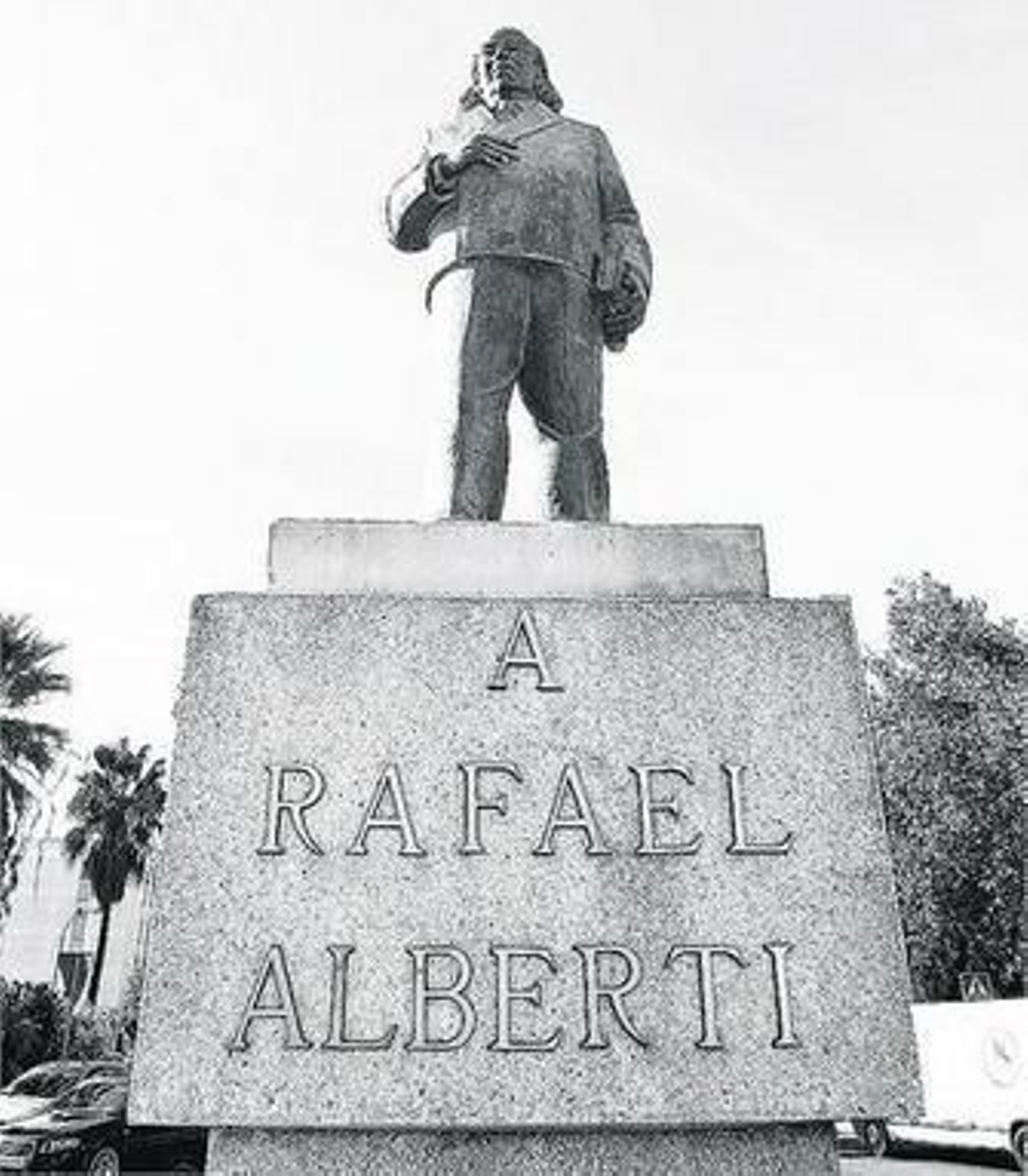 1. Estatua de Rafael Alberti a la entrada de El Puerto de Santa María 2. A través de la cerradura el patio de uno de los palacios, hoy abandonado, en los que el poeta jugaba en su infancia. 3. La figura de un joven Rafael junto al río Guadalete y las barcas de pescadores. 4. Manolo, de la bodega Obregón, con una página de periódico enmarcada con sonetos de Alberti 5. El lugar en el que nació el poeta es ahora una tienda de ropa. 6. Los portuenses observan con curiosidad la imagen del poeta. 7. El último punto del recorrido. Alberti, ante la arboleda perdida que dio título a sus memorias. FOTOS: FITO CARRETO