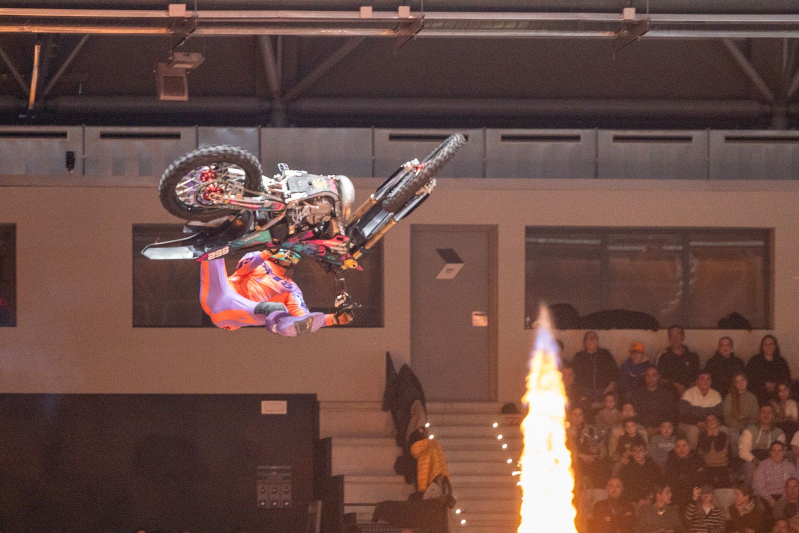 En imágenes: el Olivo Arena vibra con piruetas y motor en estado puro en el Soloflow Freestyle (1)