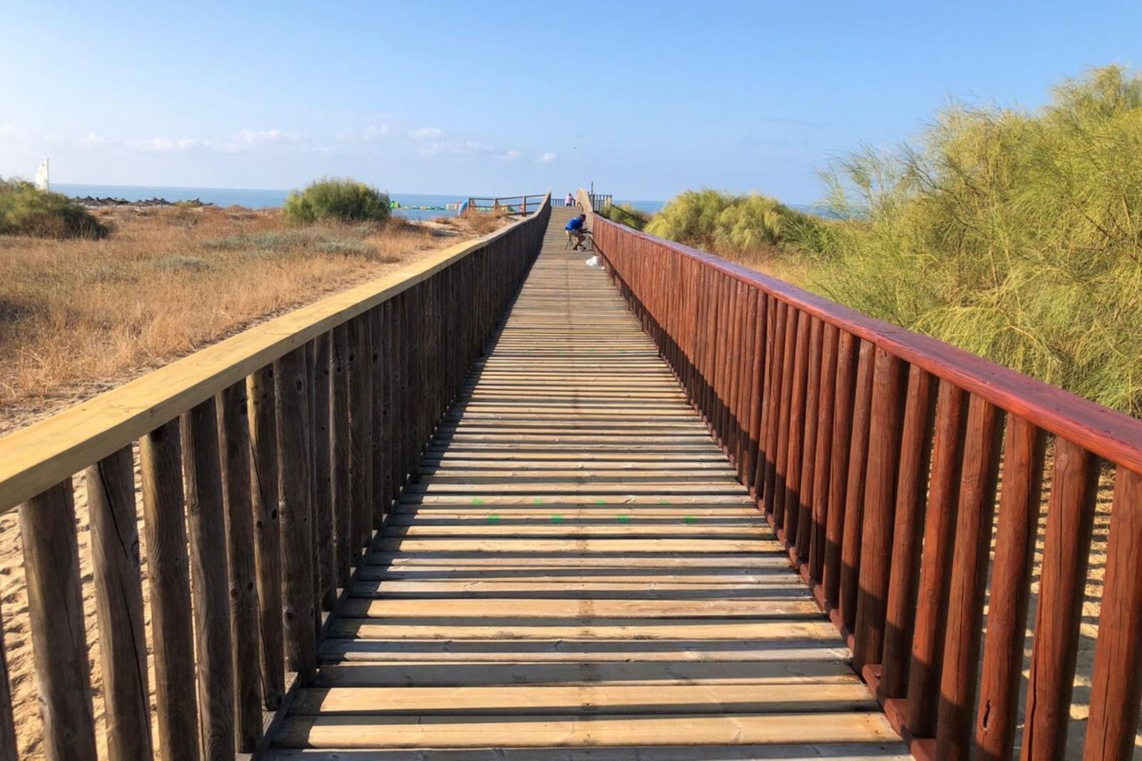 Trabajos que se están llevando a cabo en una de las pasarelas de Islantilla.