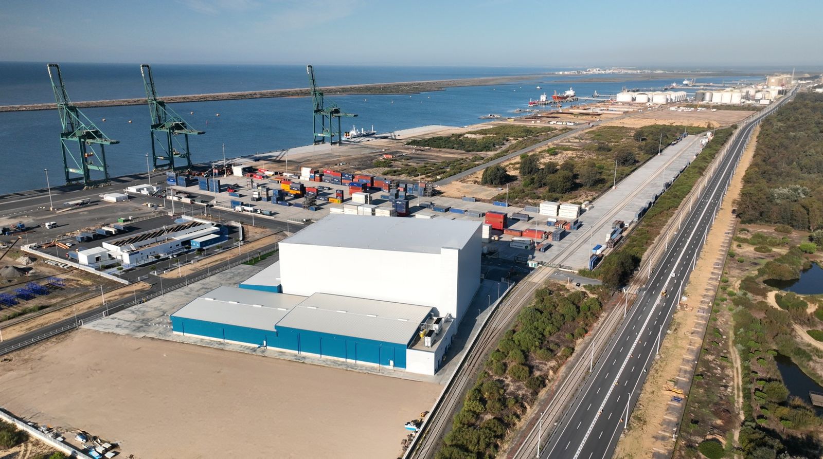 El puerto onubense conecta con África, Oriente Medio o India entre otros destinos.