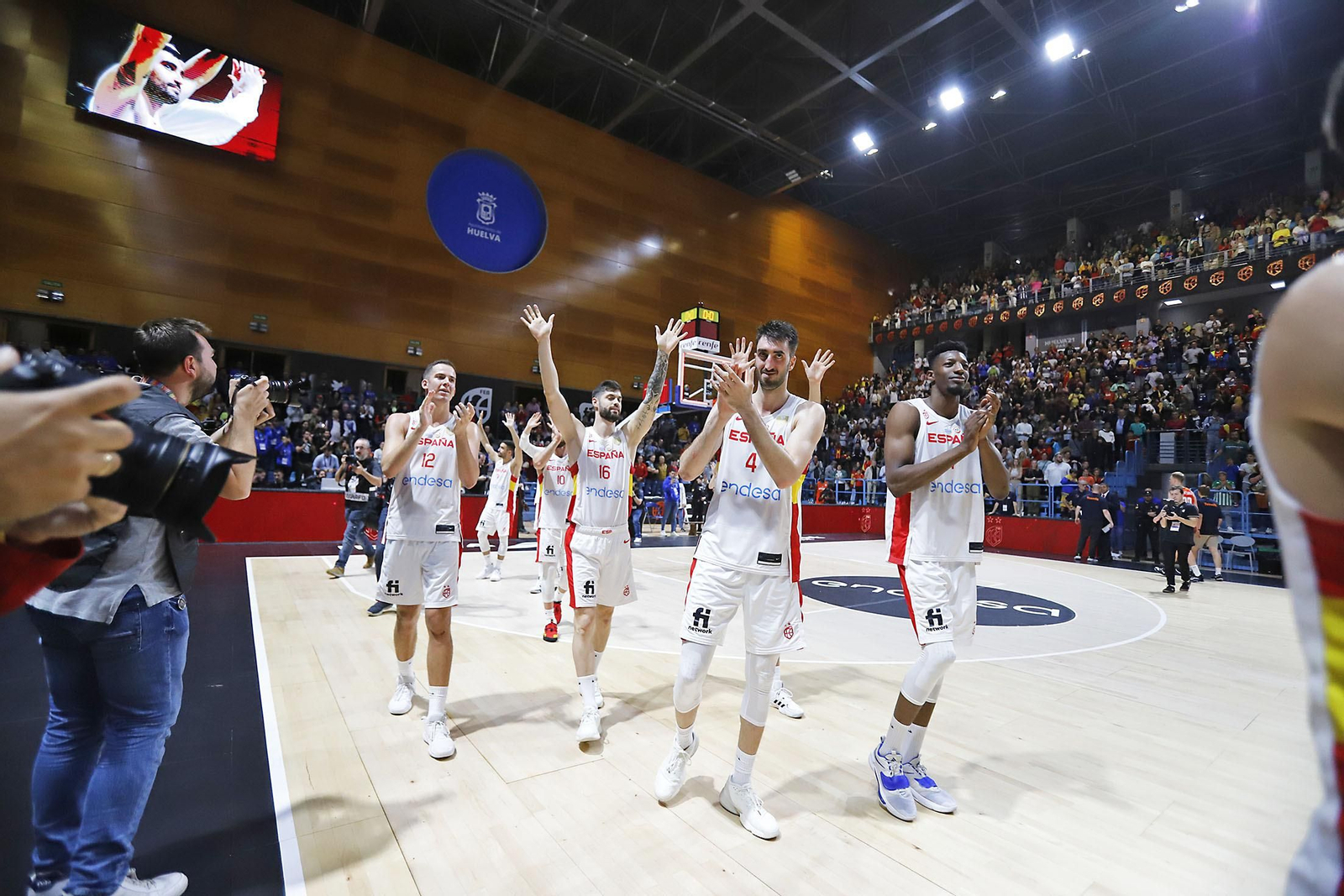 Imágenes de la celebración de la selección Española de baloncesto por certificar su pase con una victoria ante Paises Bajos Imágenes de la celebración de la selección Española de baloncesto por certificar su pase con una victoria ante Paises Bajos